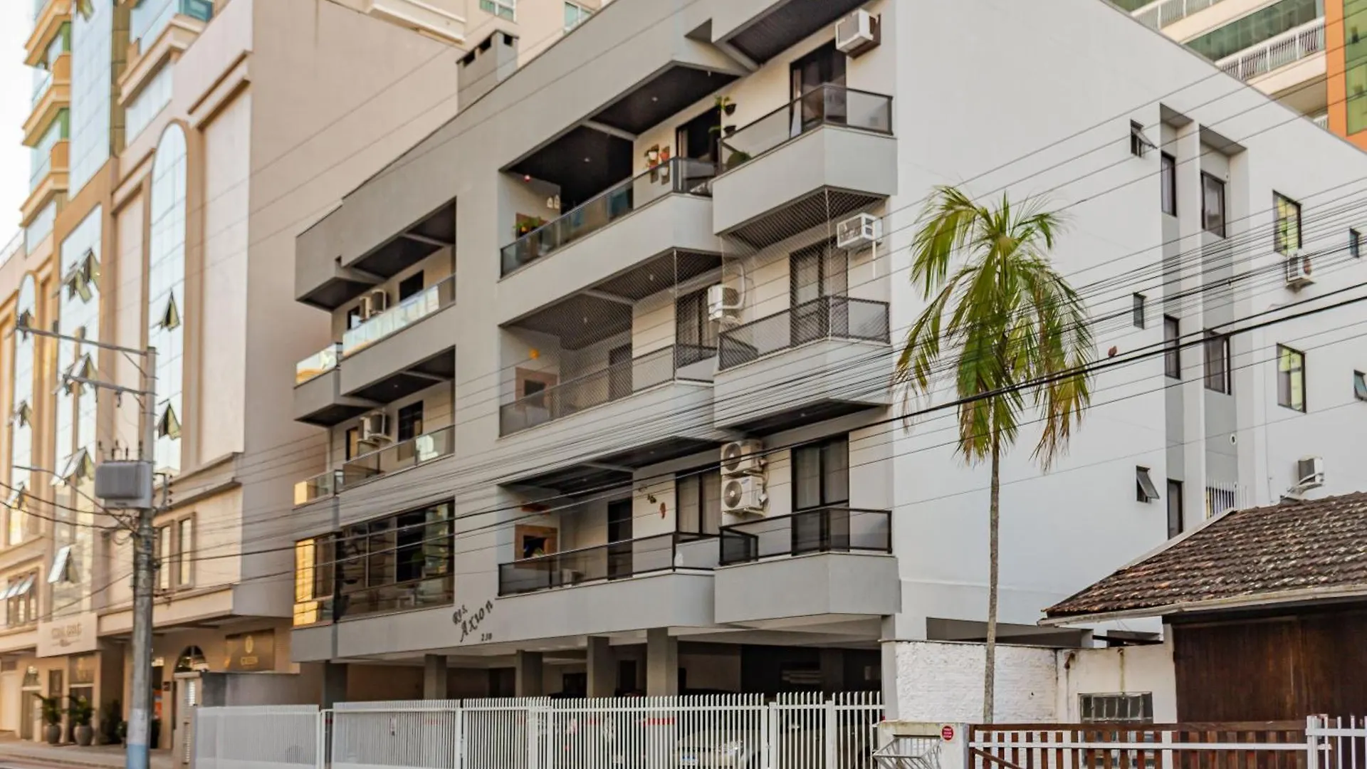 Conforto A 2 Quadras Do Mar Em Meia Praia Mm9040 イタペマ